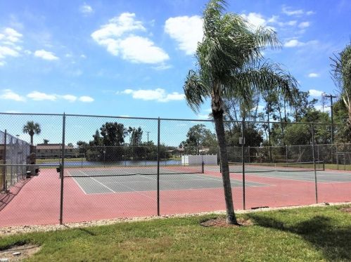 153 Estelle Dr, Naples FL 34112-7059 exterior