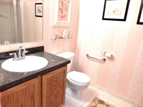 17 Morley Cir, Huntington Station NY 11747-4827 exterior