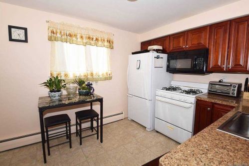 10 Marilyn Ct, Babylon, NY 11704-7915