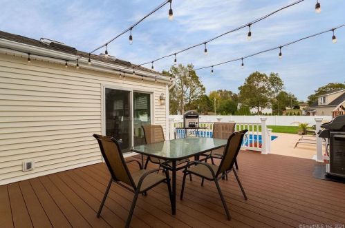 19 Green Field Ln, North Haven CT 06473-4039 exterior