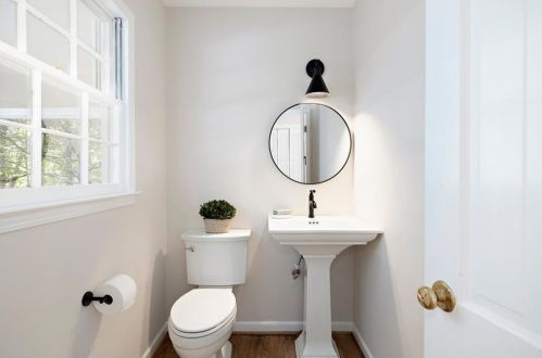 7330 Hunters Branch Dr, Atlanta GA  30328-1721 exterior