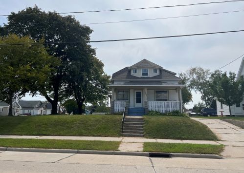 1607 Division St, Manitowoc WI  54220-5627 exterior