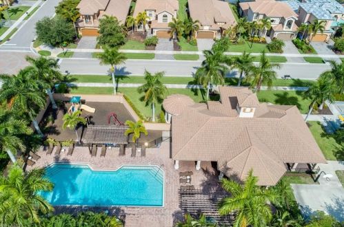 1430 Serrano Cir, Naples FL 34105-4952 exterior