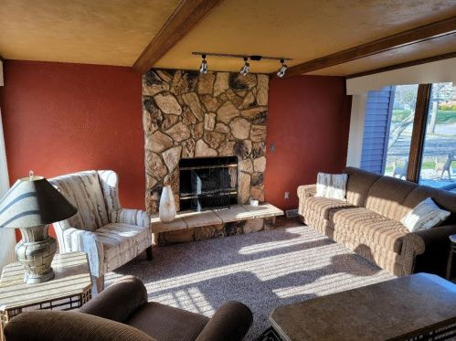 5829 Honey Crk Dr, Milwaukee WI 53221-4017 exterior