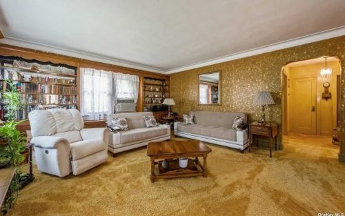 70 Catherine St, Valley Stream, NY 11581-1317