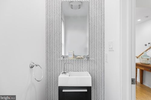 833 Bainbridge St, Philadelphia PA  19147-2009 exterior