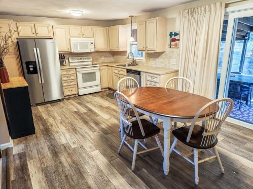 868 Greenville Ave, Providence RI  02919-1324 exterior