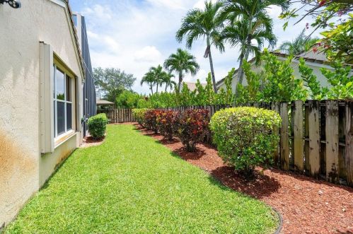 9137 Cove Point Cir, Boynton Beach FL 33472-2763 exterior