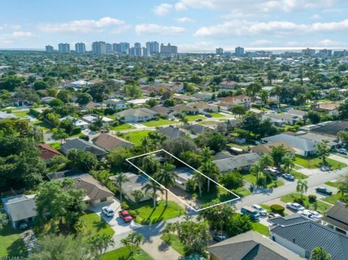 646 105 Ave, Naples FL 34108-1837 exterior