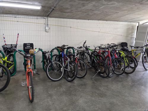 2421 Tusitala St, Honolulu HI 96815-3151 exterior