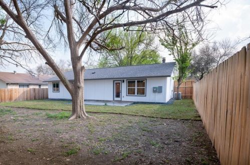 106 Cloudview Dr, Austin TX 78745-5619 exterior