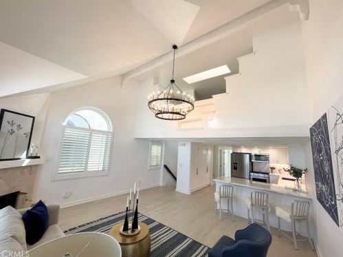 320 Rossmore Dr, Oxnard CA  93035-4465 exterior