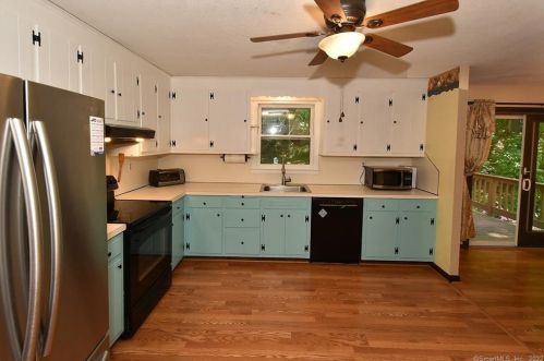 16 Ladd Rd, Ellington CT 06029-3104 exterior