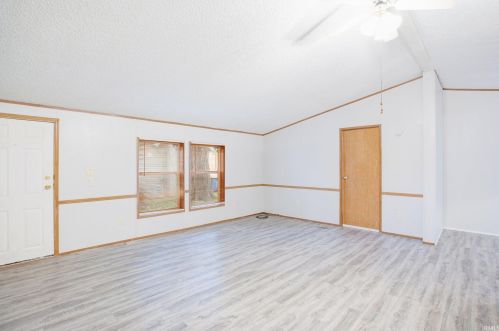 921 4 St, Mishawaka IN 46544-2703 exterior