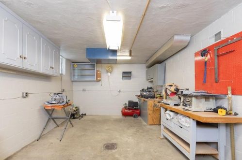 138 Sunset Dr, Pittsburgh PA 15228-2550 exterior