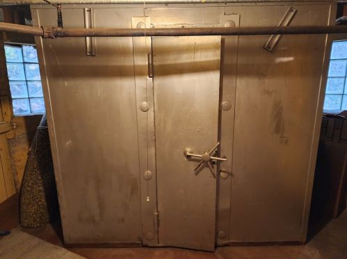 8030 Eberhart Ave, Chicago IL 60637-2484 exterior