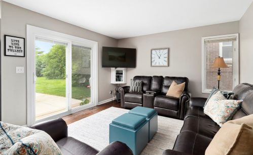 1323 Hamilton Ave, Elmhurst IL 60126-5407 exterior