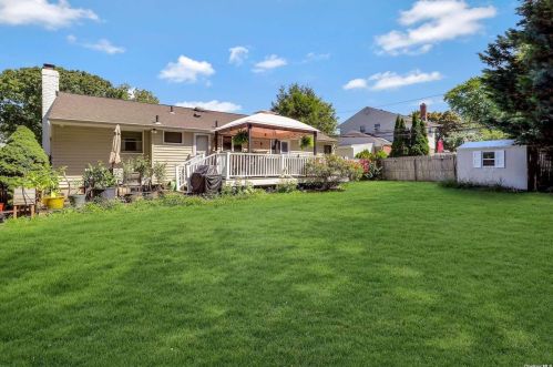 4 Barley Pl, Commack NY 11725-1412 exterior