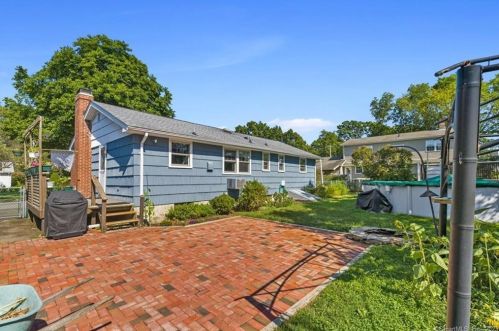 12 Maxwell Dr, Milford CT 06461-2738 exterior