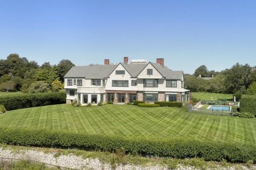 225 Ruggles Ave, Middletown RI 02840-4351 exterior