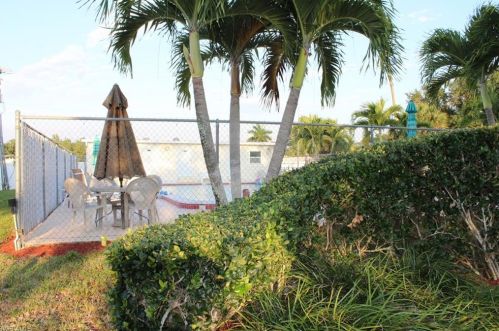 423 Cpe Florida Way, Naples FL 34104-4109 exterior