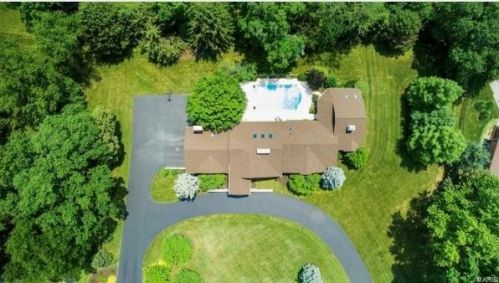 8 Country Est Pl, Saint Louis MO 63131-3411 exterior