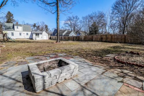 12 Monroe St, North Haven CT 06473-1813 exterior