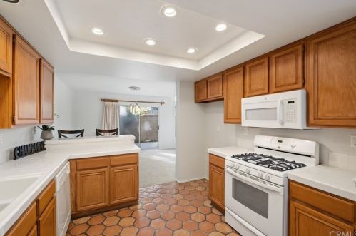 2182 Avocado Dr, Tustin CA 92782-8348 exterior