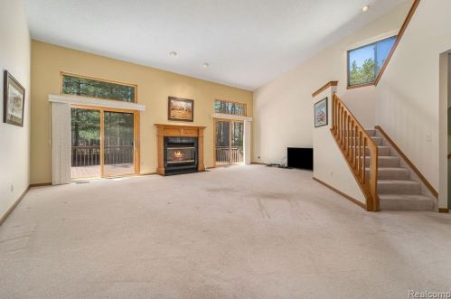 4082 Pinestead Dr, Walled Lake MI 48390-1344 exterior