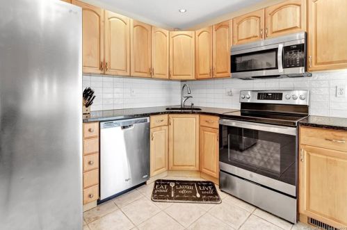 143 St, Seymour CT 06483-2910 exterior