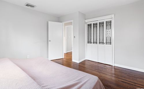 34 Guilford Park Dr, Babylon NY 11704-7928 exterior