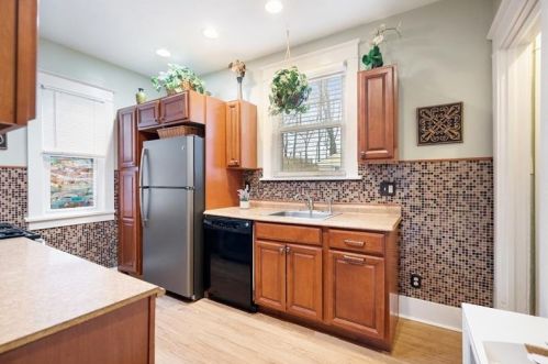 556 Perry Hwy, Pittsburgh PA 15229-2723 exterior