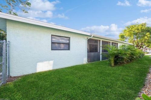 724 92 Ave, Naples FL 34108-2433 exterior