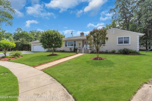 10 Abis Pl, Oakhurst, NJ 07755-1226