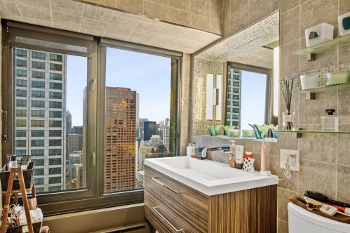 175 Delaware Pl, Chicago IL  60611-1756 exterior