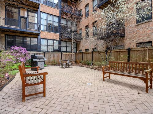 226 Clinton St, Chicago IL 60661-1345 exterior