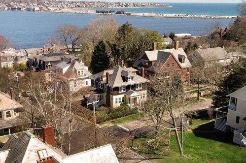 262 Gibbs Ave, Middletown RI 02840-2239 exterior