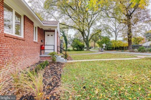 102 Mannakee St, Rockville MD 20850-1914 exterior