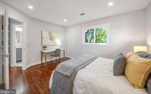 2809 James Dr, Alexandria VA  22303-1338 exterior