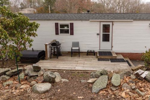 20 Bay Rd, Newmarket NH 03857-1728 exterior