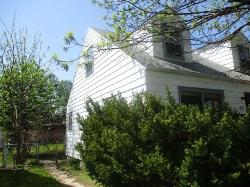 4253 68th St, Milwaukee, WI 53220-2903