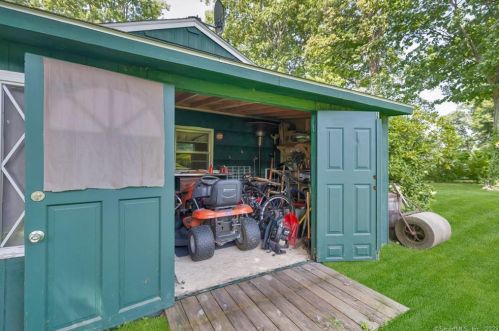 17 Shady Oak Dr, Enfield CT 06082-2311 exterior