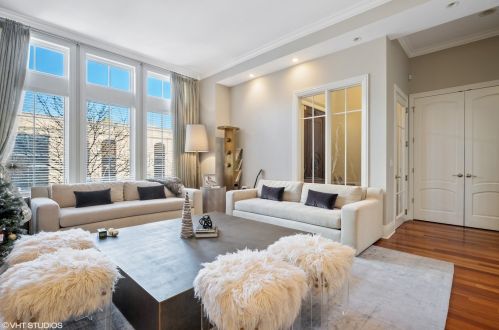 433 Superior St, Chicago IL  60654-3496 exterior