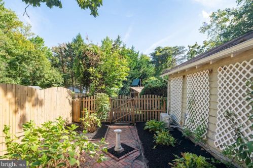 400 Beechwood Ave, Tavistock NJ 08033-1105 exterior