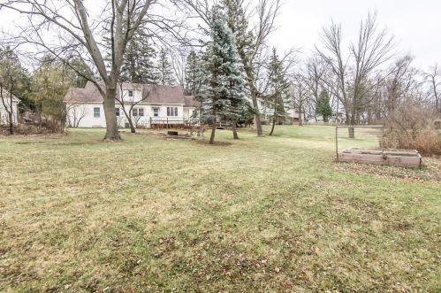 8415 Fox Croft Ln, Milwaukee WI 53217-2226 exterior