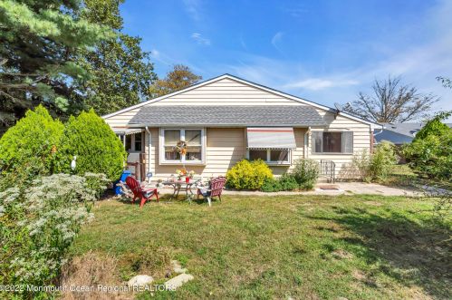 4 Valley Forge Dr, Lakehurst NJ  08759-1818 exterior