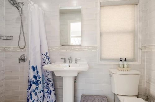 3327 Campbell Dr, Bronx NY 10465-1358 exterior