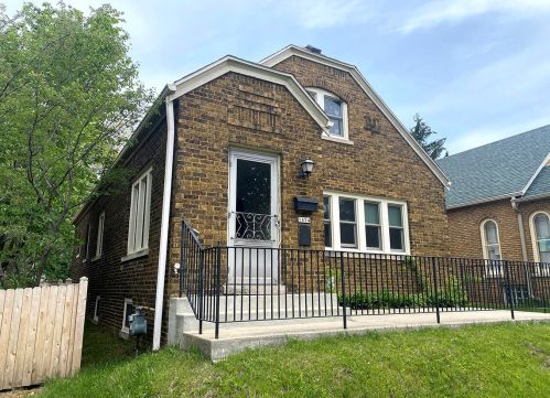 1654 Newton Ave, Milwaukee, WI 53211-2222