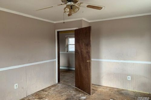 39 Ash St, Central Islip NY 11722-3828 exterior