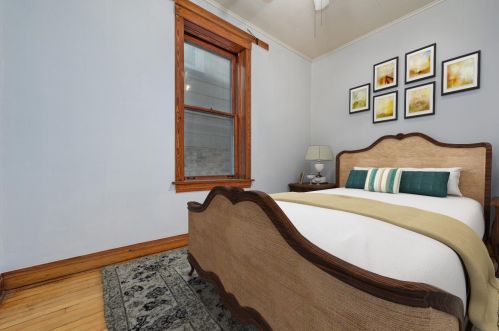 2008 Addison St, Chicago IL 60618-6102 exterior